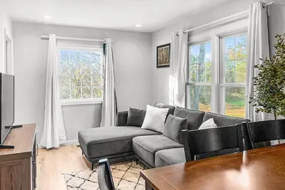Image de Silver Spring Serenity: 2br/2ba, Nature & Access\"