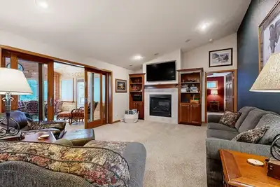 Image de Lakefront home with grill, firepit, pool table, jetted tub