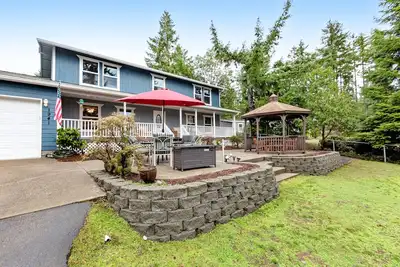Image de Amazing lake retreat with game room, firepit, private hot tub, & tranquil views