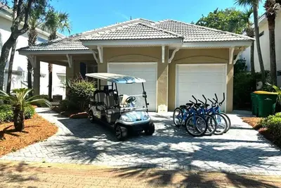 Image de Golf Cart & 4 Bikes! 3 Min Walk to Pool & Hot Tub! 8 Min to Beach! New Listing!