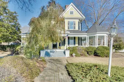 Image de Opulent Home in Spring Hope w\/ Pool & Hot Tub!