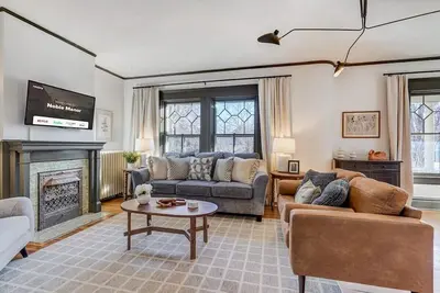 Image de Noble Manor: Stylish Retreat w/ Hot Tub & Bbq
