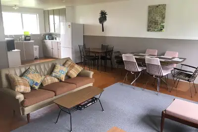 Image de Fun, retro-inspired farmstay at The Shearer's Quarters
