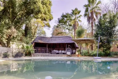 Image de Luxury home nr Sandton w/large outdoor space, sunset pool & office w/wifi