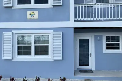 Starboard House: Cozy 2 bedroom apartment on ground floor with rear porch & dock
