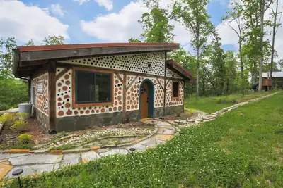 Image de One-of-A-Kind: Handmade Glass Bottle & Cedar Cabin