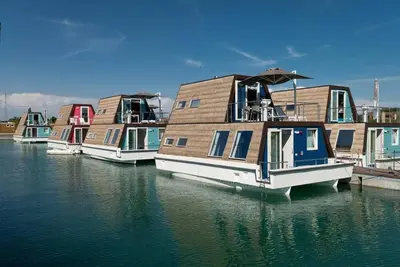 Image de Tranquille Marina Azzurra Resort House boat 2br pour 6 personnes