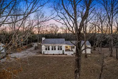 Image de Quiet 3br Farmhouse w/Firepit | Huge Yard+Privacy