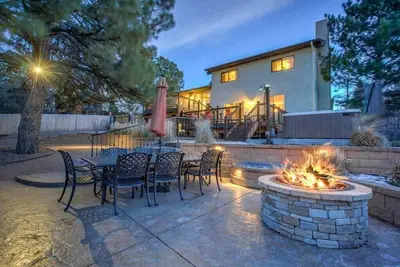 Image de Family Haven - Hot Tub Fire Pit Bbq Ac Prime Spot!