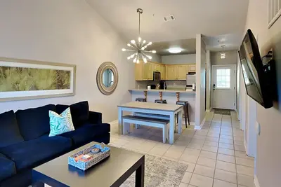 Image de Great Location with Access to Pool & Dock