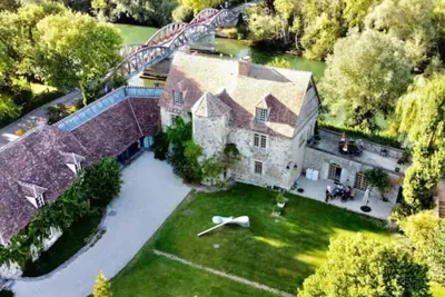 Grande propriété à 100km de Paris : 7 chambres et jardin. Vue rivière