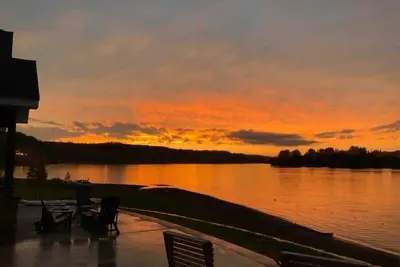 Image de Cozy apartment on the water and the trail. One mile from downtown Houghton.