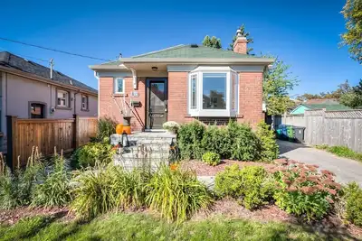 Image de Charming Bungalow w/basement, parking and deck - 5 min from the lake!