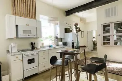 Image de Downtown Residential Suite across from the Beach