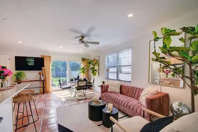 Image de Black Flamingo: Flamingo Park Walkable, Pet Friendly, Fenced In Yard\n