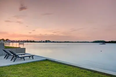 Image de Waterfront Paradise Above the Cove\n