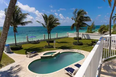 Image de Spacious Oceanfront Estate with pool and direct access to a private beach.