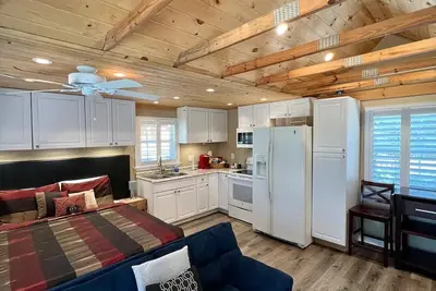 Image de The Lake Alfred Citrus Wood Guest Cabin\n\n