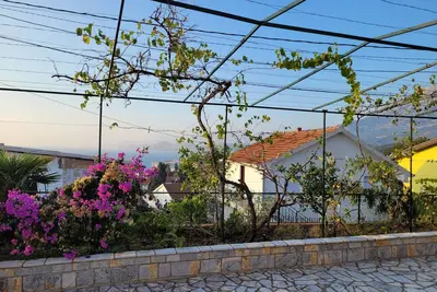 Image de Ruhige, Gemütliche Ferienwohnung mit Terrasse, Parkplatz und Meerblick in Utjeha