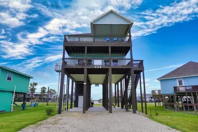 New beach house 1 block from ocean w expansive island views