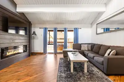Image de Feet Away From Slopes Modern Snow Summit Cabin