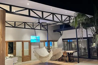 Image de 10 min to the beach luxury home with beautiful nature around the property.