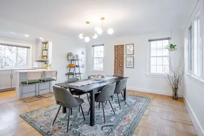 Image de Charming, Quiet 4b 1920s Tudor by Uc Hospital