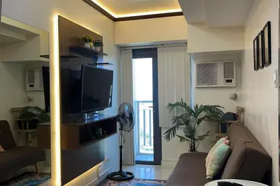 Sub-penthouse Horizons 101: 1-bedroom corner unit with balcony