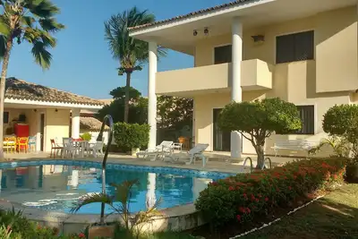 Image de Casa, 4 Quartos em Vilas do Atlântico a 300 mt Praia, Piscina e SuĂtes Completas