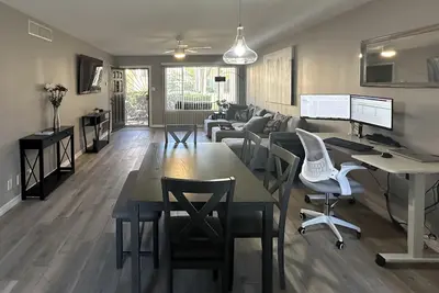 Image de Location! Location! Ground level! Steps away from Fashion Square Mall & Old Town