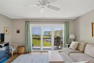 Image de Private beach access! Condo near the heart of Surf City!