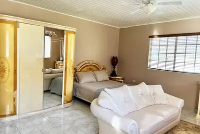 Image de Large Deluxe Studio with Balcony 10 minutes drive to Ocho Rios Airport.