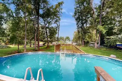 Image de Private Sunset Home on the Lake with deck and private pool