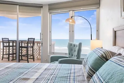Image de Scenic ocean front condo - panoramic views, walk out to beach!