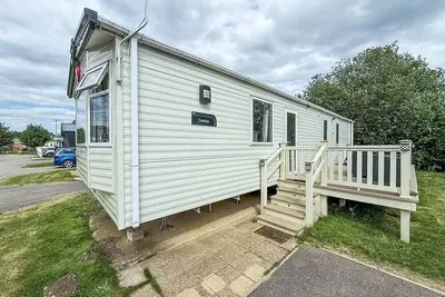 Image de Stunning caravan with large decking area and it's very own hot tub, ref 95025sw