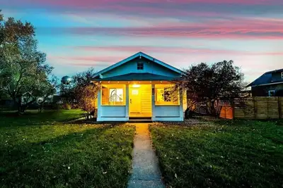 Image de Jungalow Bungalow w/hot tub right across from Wwu, close to downtown and shops!