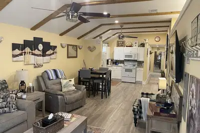 Image de Cowtown Outpost-Less than 4 minutes to StockYards-Sleeps 8, Tcu close by