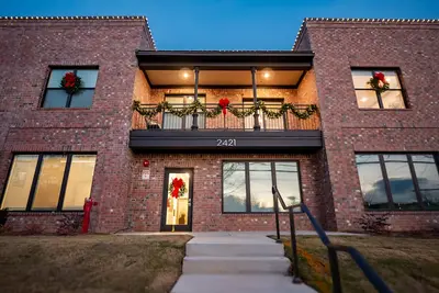Image de Great location, newly constructed, very convenient! 5 Min. from Campus & Square!