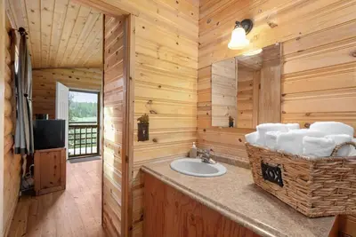 Image de Private, Cozy cabin overlooking Glacier Park  w/ top rated restaurant on site