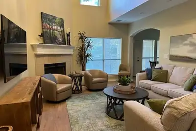 Image de Condo nestled between golf courses and minutes from At&T Stadium and Globe Life!