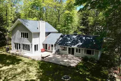 Image de 8 Bedroom Dream Home in Harbor Springs with water views and a beach!
