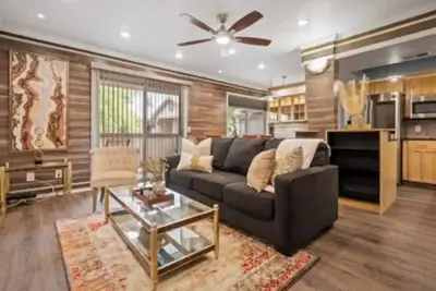Lovely 2 Bedroom ~ Entire Condo ~ Walk to Lake