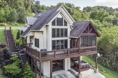 Image de Tranquil Waters Retreat: Hot Tub, Pool & Lake Views