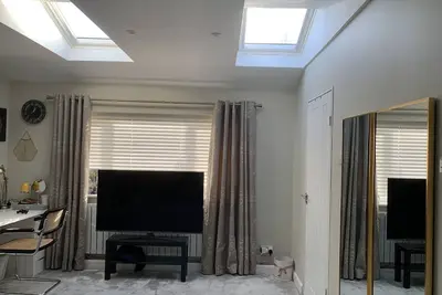Image de Modern & Luxurious Double Bedroom with en-suite washroom (Double walk-in shower)