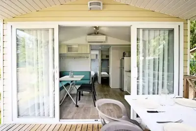 Image de Mobilheim Roccapina 33 m² Giebelterrasse, klimatisiert, 2 Schlafzimmer für 4 Personen
