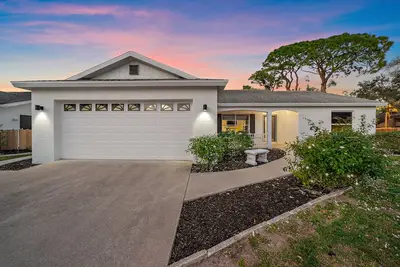 Image de Bay Bliss Bungalow | 65\" Smart Tv, Lanai + Electric Bikes!