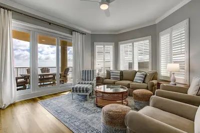 Image de New Listing | Completely Renovated Luxury Oceanfront Condo | Magnificent Views | Next to the Ritz