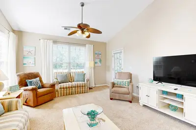 Image de Waterfront condo with pool, tennis, bikes & lagoon/golf views - near the beach