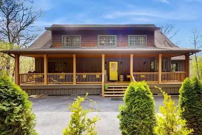 Image de 8-acre retreat near Sapphire Ski Valley with pool access, fireplace, & deck