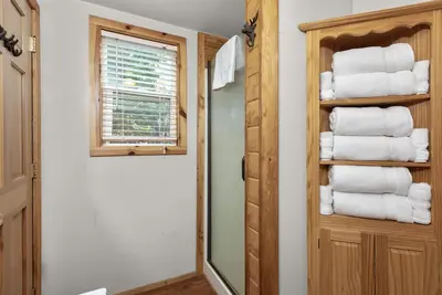Image de Exclusive private cabin overlooking Glacier Park w/ top rated steakhouse on site